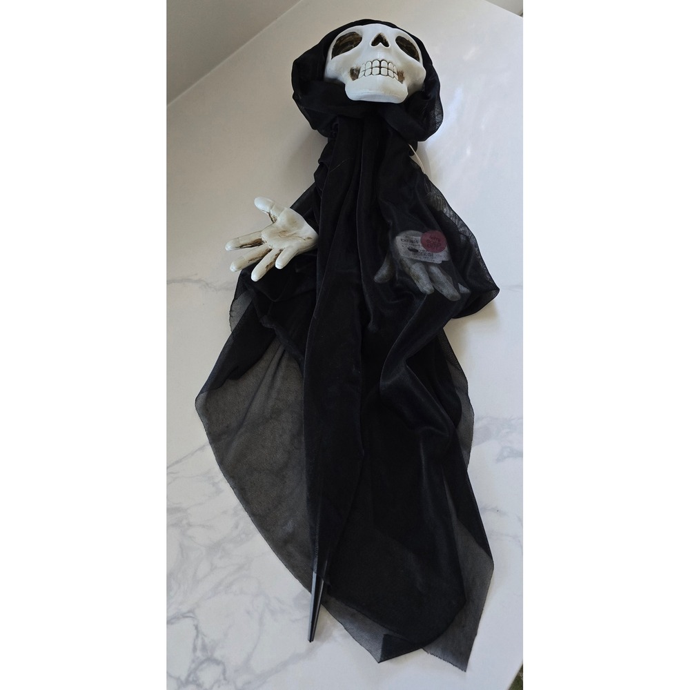 New Grim Reaper Halloween Lawn Stake Light Up Red LED Eyes Black Hooded Skull